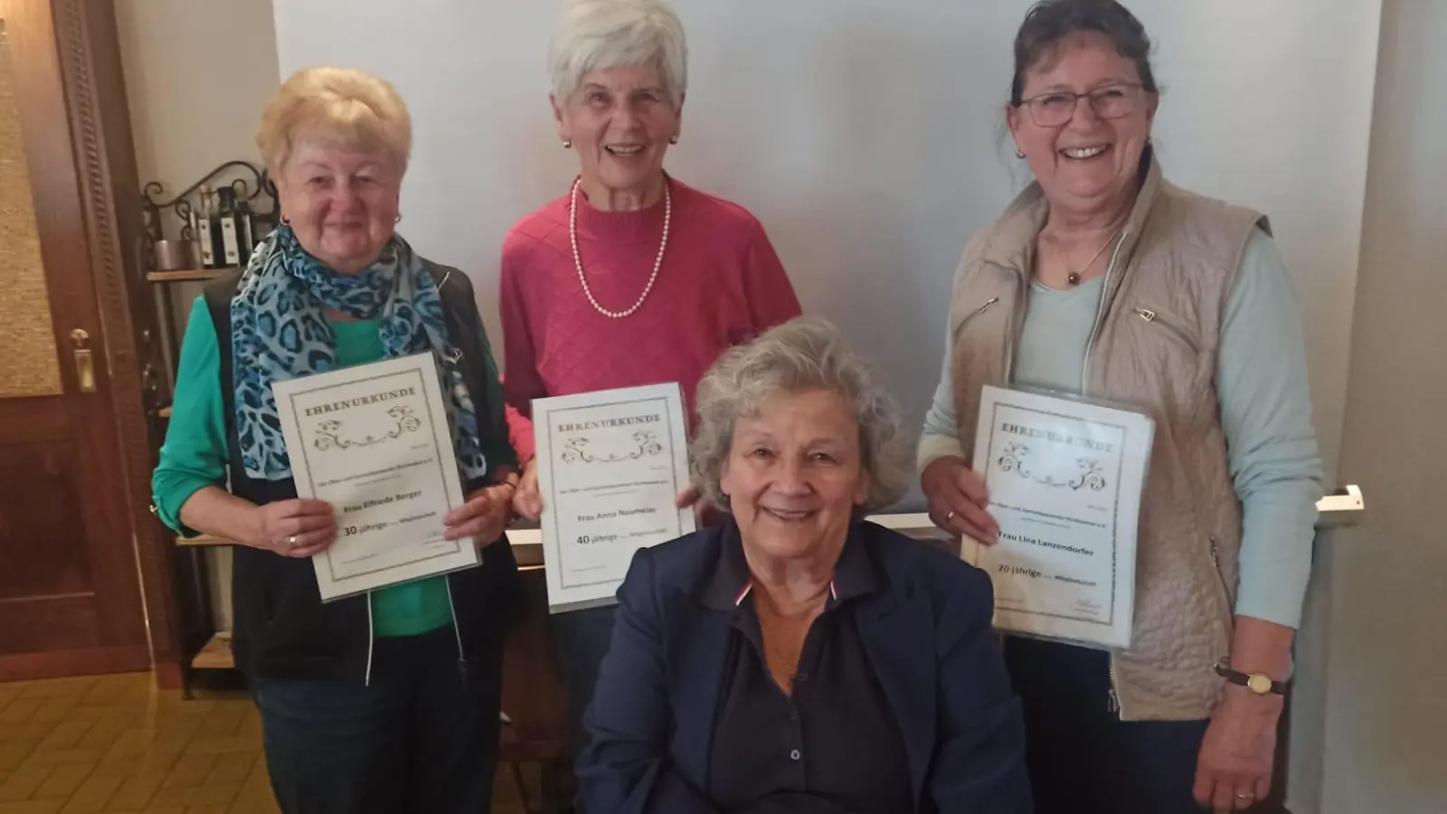 Wurden für ihre langjährige Mitgliedschaft geehrt: Elfriede Berger ( 30 Jahre dabei ), Anna Neumeier ( 40 ) , Gisela Götz ( 35 ), sitzend Gartlervorsitzende Gerda Rothhaupt. (Foto: Rothhaupt)