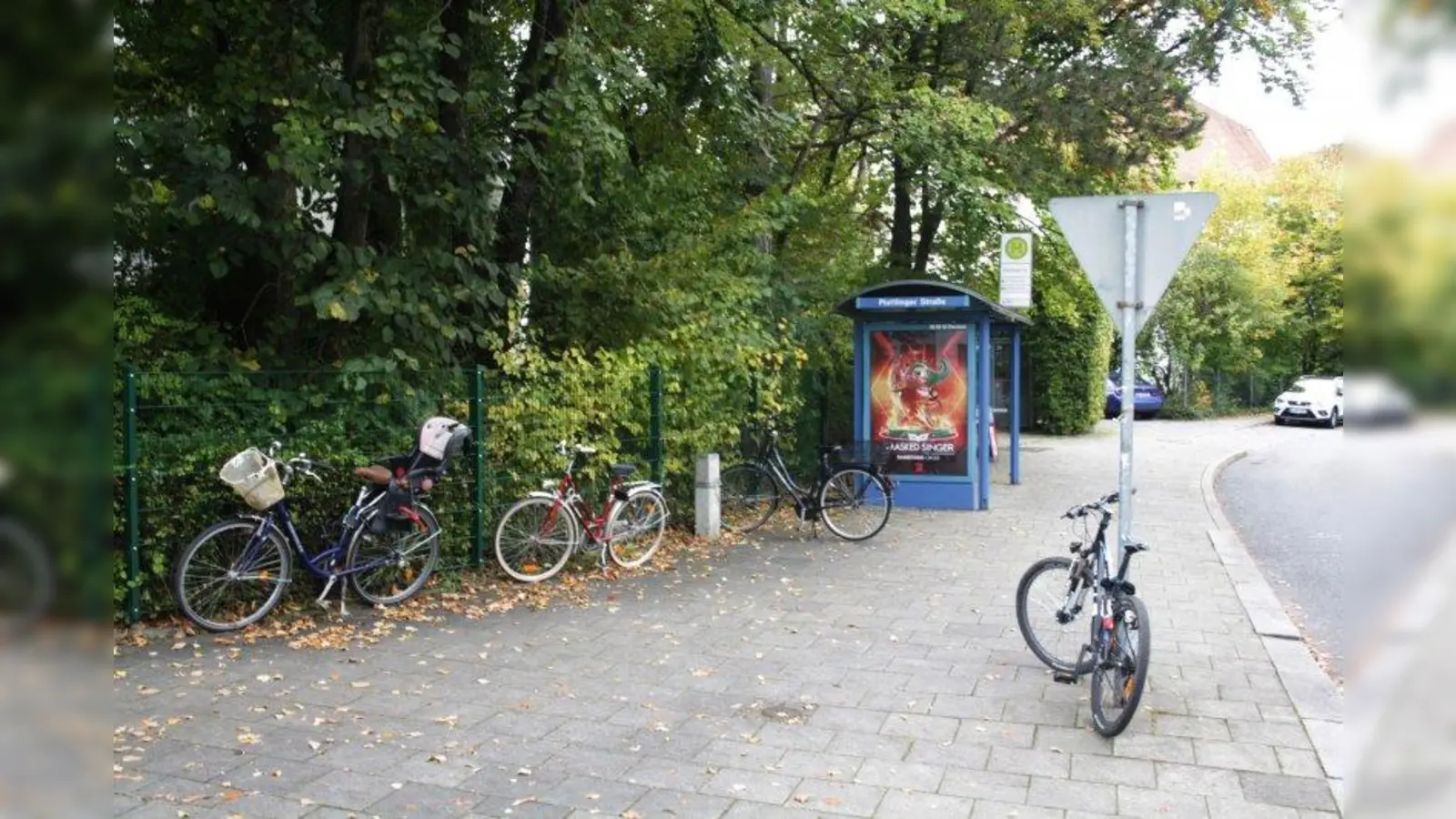 Adlheid Lange hatte an der Bushaltestelle Fahrradständer vorgeschlagen. Das Baureferat setzt ihre Anregung um. (Foto: job)