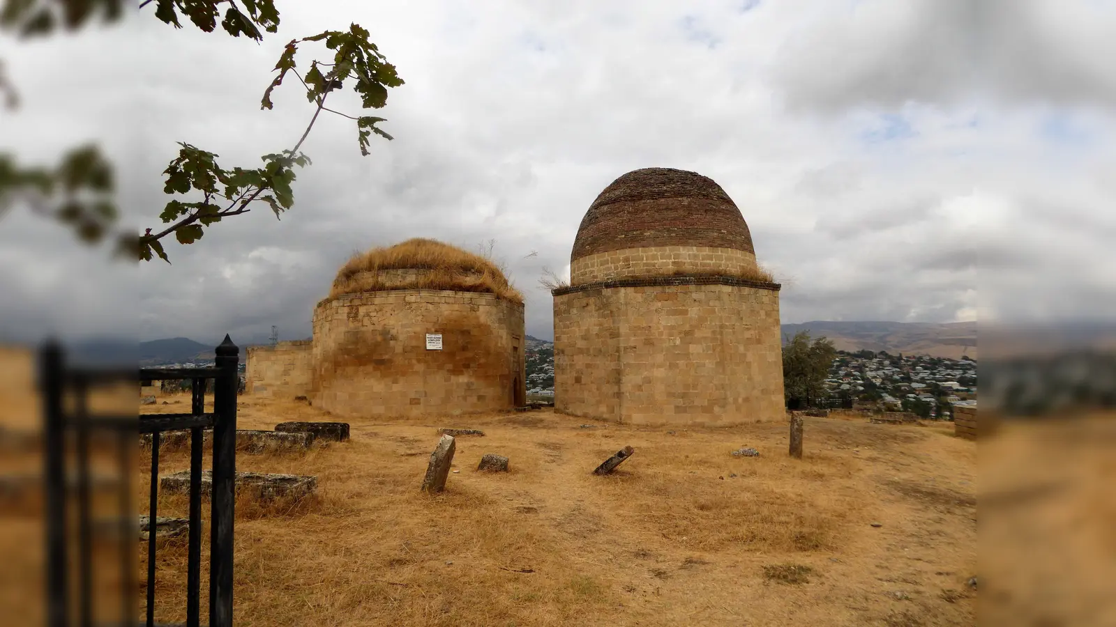 Alte Gräber in Aserbaidschan. (Foto: VA)