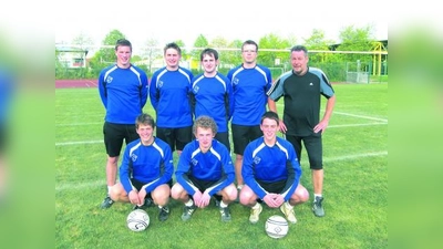 Die 1. Herrenmannschaft:(vorn, v.l.) Marco Salzberger, Matthias Willer, Martin Langosch, (hinten, v.l.) Sebastian Hanf, Sebastian Busalt, Rene Schweiger, Mannschaftsführer Thomas Günther, Trainer Willi Heinze. (Foto: pi)
