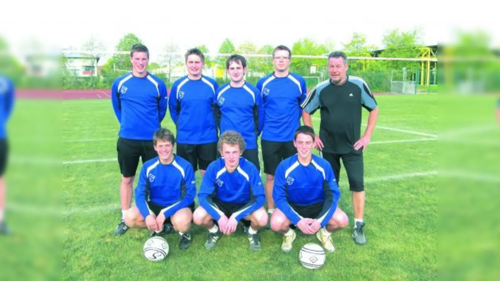 Die 1. Herrenmannschaft:(vorn, v.l.) Marco Salzberger, Matthias Willer, Martin Langosch, (hinten, v.l.) Sebastian Hanf, Sebastian Busalt, Rene Schweiger, Mannschaftsführer Thomas Günther, Trainer Willi Heinze. (Foto: pi)