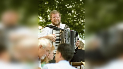 Ernst Schusser, Volksmusikpfleger und Leiter des Volksmusikarchivs, leitete das Wirtshaussingen. (Foto: Baumgartner)