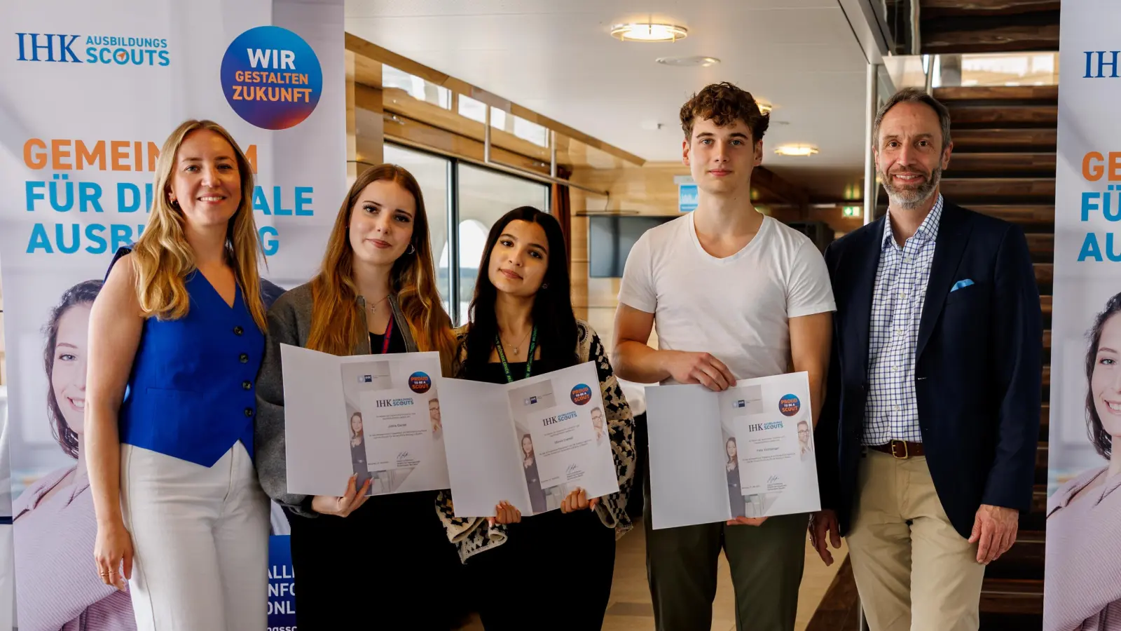 IHK-Ausbildungskoordinatorin Marina Hirschberger, Jolina Daniel, Merve Cankel, Felix Weinberger und Florian Kaiser, IHK-Abteilungsleiter Berufliche Ausbildung (von links). (Foto: Balk / IHK)