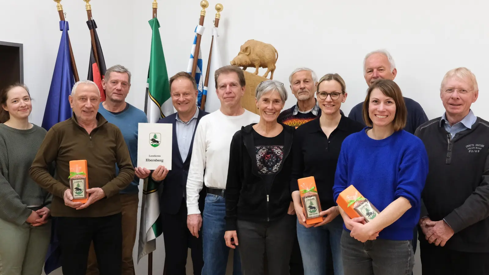 Landrat Robert Niedergesäß und Amelie Vießmann (l.), Biodiversitätsberaterin in der Unteren Naturschutzbehörde, ehrten gemeinsam die Kiebitzhelfer. (F: Landratsamt Ebersberg)