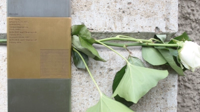 Erinnerungszeichen für Karl Simon in der Kraelerstraße 6. (Foto: job)