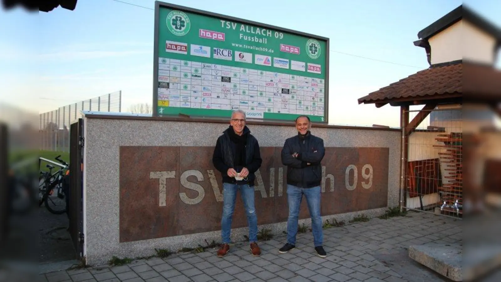 „Die Impfverweigerer missbrauchen die Freiheit”: Maximilian Ostermann (links) und Farhid Habibi, die beiden Vereinsvorstände des TSV Allach 09, machen sich für die Impfung gegen das Corona-Virus stark. (Foto: sb)