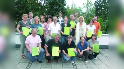 Die Stadt München ist mit dem MTV 79 München und dem TSV Forstenried schon gestartet: Das Foto zeigt 14 Handballtrainerinnen und -trainer der Vereine MTV 79 München und TSV Forstenried sowie des TSV Neubiberg, TSV Haar und SV Anzing bei der Übergabe der „Grünen Karten“ zum Abschluss der zweitägigen Trainerschulung „Gemeinsam sind wir stark“ in Haar mit LBS-Vertriebsdirektor Peter Zeiler (stehend, 2.v.l.) sowie der Organisatorin Renate Oppolzer, stv. Vorsitzende des Handballverbands Oberbayern (5. v.l.). Vorne (2.v.r.) Kursleiterin Rahel Rose vom Kinderschutzbund. (Foto: pi)
