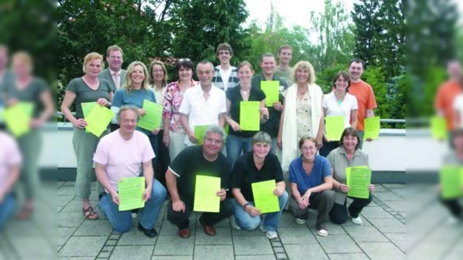 Die Stadt München ist mit dem MTV 79 München und dem TSV Forstenried schon gestartet: Das Foto zeigt 14 Handballtrainerinnen und -trainer der Vereine MTV 79 München und TSV Forstenried sowie des TSV Neubiberg, TSV Haar und SV Anzing bei der Übergabe der „Grünen Karten“ zum Abschluss der zweitägigen Trainerschulung „Gemeinsam sind wir stark“ in Haar mit LBS-Vertriebsdirektor Peter Zeiler (stehend, 2.v.l.) sowie der Organisatorin Renate Oppolzer, stv. Vorsitzende des Handballverbands Oberbayern (5. v.l.). Vorne (2.v.r.) Kursleiterin Rahel Rose vom Kinderschutzbund. (Foto: pi)