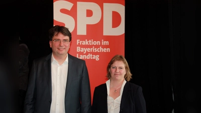 MdL Florian von Brunn und MdL Ruth Waldmann beim Jahresempfang der SPD im Kulturzentrum 2411. Von Brunn ist seit 2021 Fraktionsvorsitzender der SPD-Landtagsfraktion sowie Vorsitzender der Bayern-SPD. (Foto: job)