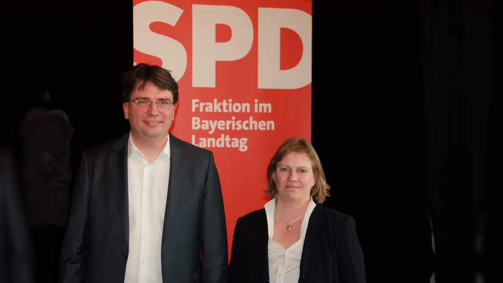 MdL Florian von Brunn und MdL Ruth Waldmann beim Jahresempfang der SPD im Kulturzentrum 2411. Von Brunn ist seit 2021 Fraktionsvorsitzender der SPD-Landtagsfraktion sowie Vorsitzender der Bayern-SPD. (Foto: job)