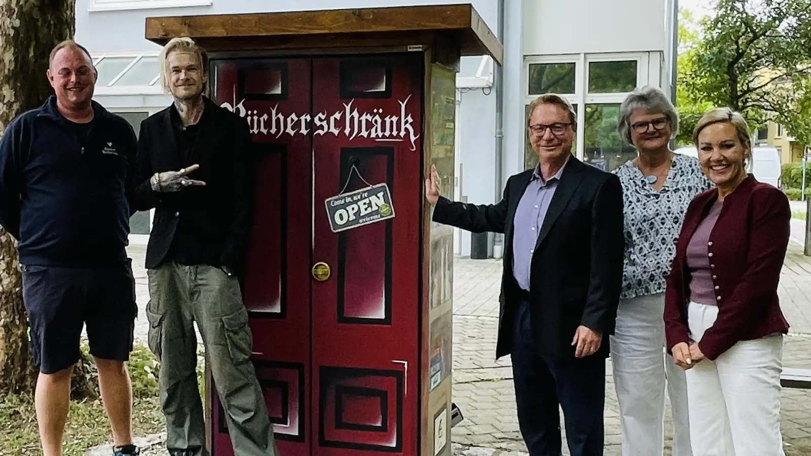 Feierten gemeinsam die Eröffnung des „Bücherschränks” (v.l.) Jürgen Glabov, Streetworker Alex, Bürgermeister Dr. Sebastian Thoma, Claudia Schwarzer und Bauamtsmitarbeiterin Sandra Reitmaier.  (Foto: hw)