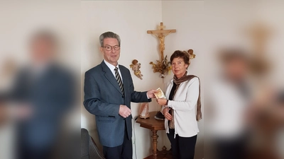 Die Übergabe der Spende fand in der Wohnung von Pfarrer Hagl statt. (Foto: VA)