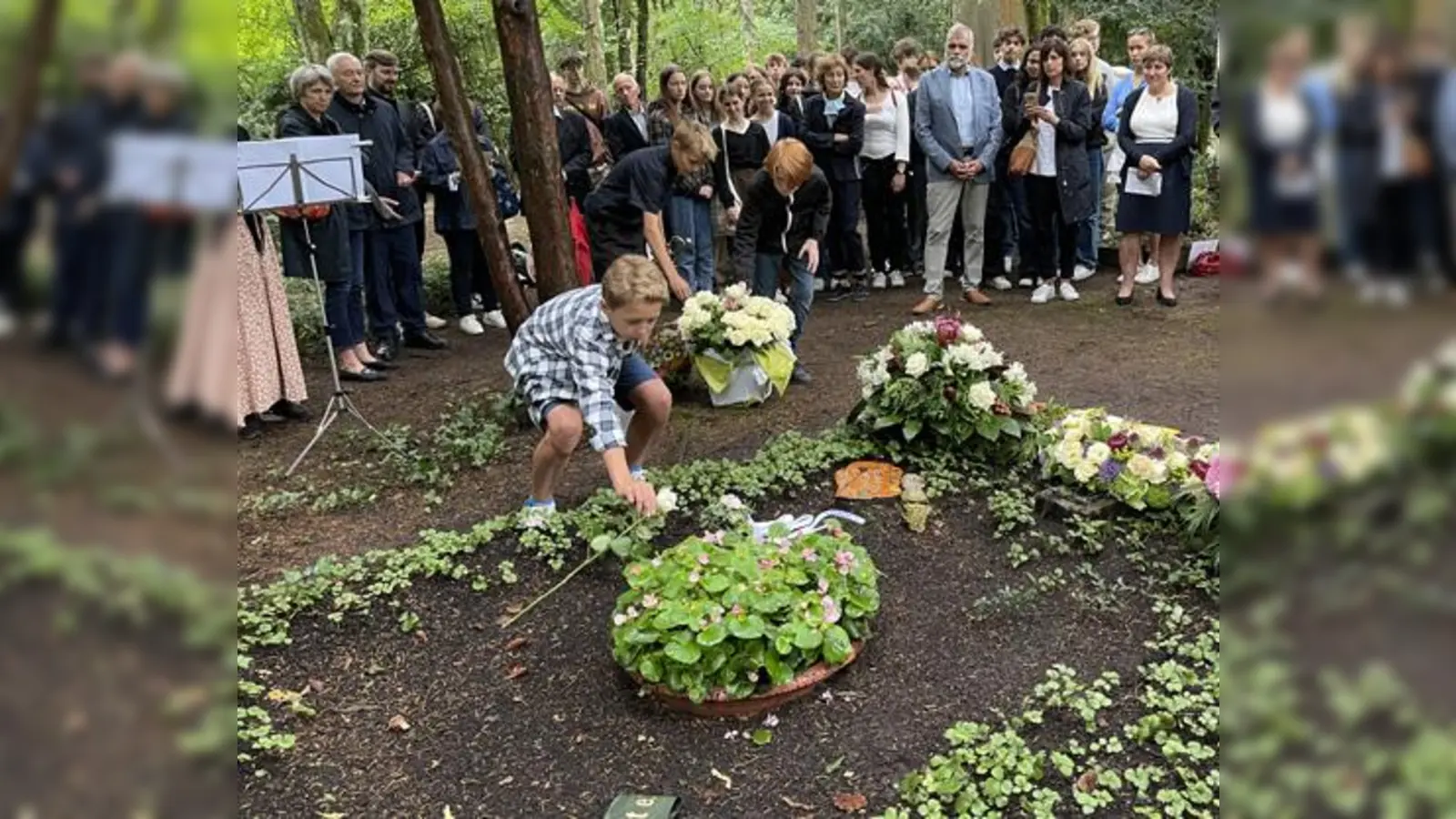 Schüler des KHG legten weiße Rosen auf das Grab von Prof. Kurt Huber. (Foto: Gemeinde Gräfelfing)