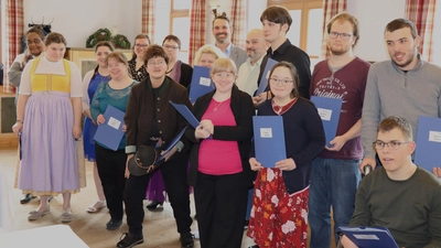 Die Absolventinnen und Absolventen des Berufsbildungsbereichs mit Geschäftsführer Oliver Gosolits. (Foto: OLW)