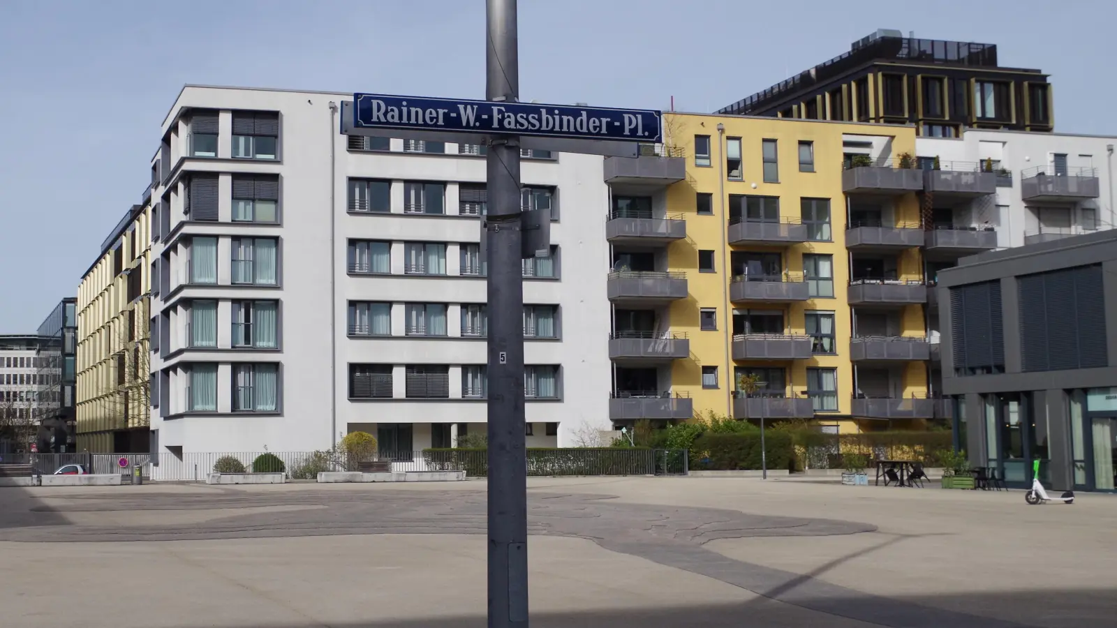 Die Stadtterrasse am Rainer-Werner-Fassbinder-Platz (hinten rechts im Bild) wird in den südlichen Platz-Bereich versetzt, um den Abstand zu den Wohngebäuden zu vergößern. (Foto: Beatrix Köber)
