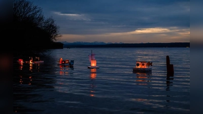 Der Wasserwichtel hat wieder einmal seine kleinen Freunde bei der Bucher Wasserwacht besucht.Üb er 100 Kinder kamen mit ihren Eltern an den See um das geheimnisvolle Wasserwesen zu bestaunen. Um ihm den Weg zu weisen, die Kinder selbstgebastelte Wasserfahrzeug mit Kerze  in der Dämmerung zu Wasser gelassen. Die Kinder riefen am Ufer immer wieder „Wasserwichtl! Wasserwichtl!“, bis sich endlich das Wasser erhellte und der Wichtl aus den geheimnisvollen Tiefen des Ammersees kam. Er beantwortete die Fragen der Kinder und brachte auch eine Geschichte mit, in der er von seiner Begegnung mit seinem neuen Freund, Karl dem Krokodil, erzählte.<br>Anschließend verteilte er noch kleine Geschenke an die Kinder, versprach auch im nächsten Jahr wieder zu kommen und verschwand in den eisigen Tiefen des Ammersees. (Foto: BRK Starnberg)