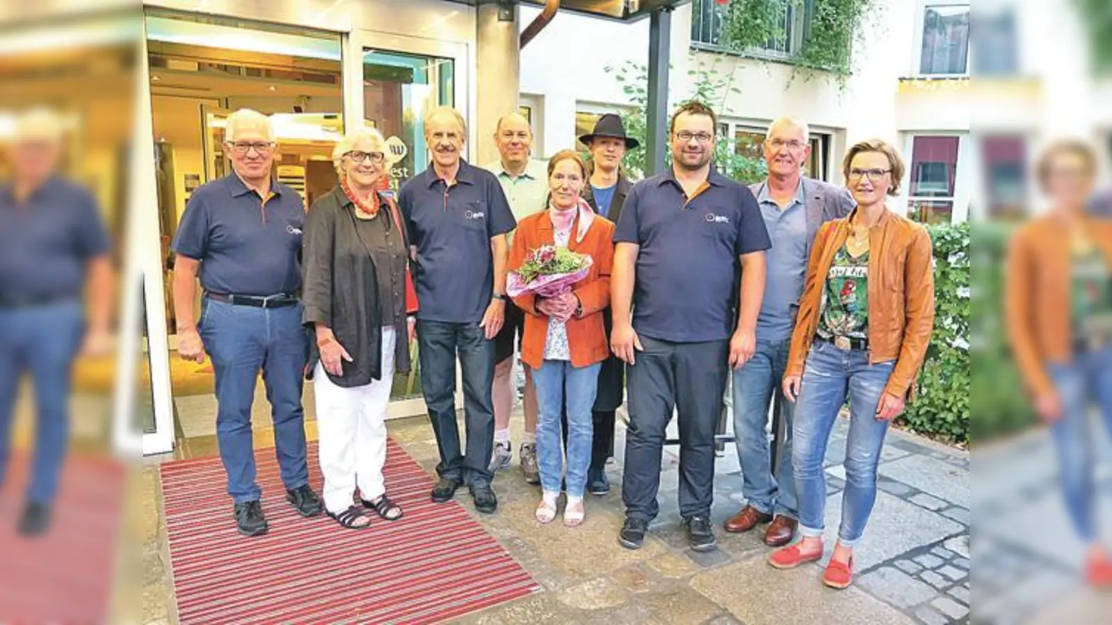 Eva Pirsig (mit Blumenstrauß) ist das 500. Mitglieder des  Allgemeinen Deutschen Fahrrad-Clubs Erding.	  (Foto: Verein)