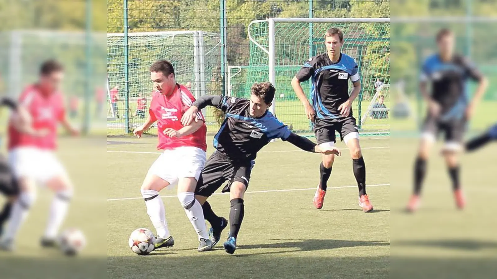 Zamdorfs Torschütze Sepp Zander (links) kann sich gegen die Helios-Spieler durchsetzen.	 (Foto: wk/Verein)