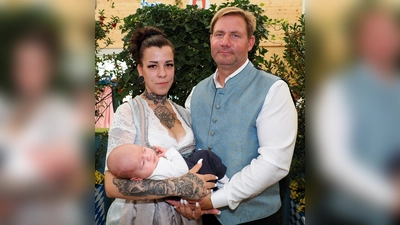 Das Wirte-Ehepaar Jessica und Andreas Avi ließen ihr Kind, den kleinen Liam, auf der Wiesn bei einem Gottesdienst taufen. (Foto: Ingeborg Hoffmann)