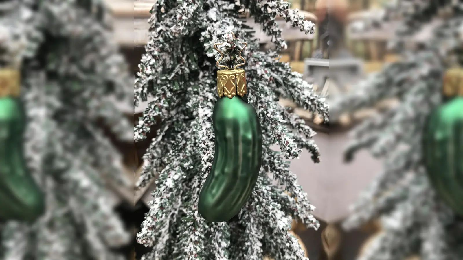 Die Gurke im Baum wird auch in Bayern immer beliebter. Ein lustiger Brauch, der vor allem Kindern gut gefällt.  (Foto: hw)