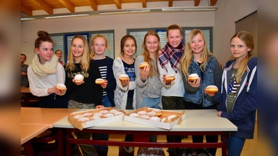 &amp;quot;Krapfen für alle!&amp;quot; hieß es in der Klasse 6a des Gymnasiums in Kempfenhausen. Die Schüler selbst wussten nichts von ihrem Glück. Beworben hatte sich die Mutter eines der Mädchen. Die Klasse freute sich über 25 Krapfen der Bäckerei Jakob aus Feldafing. (Foto: Essberger)