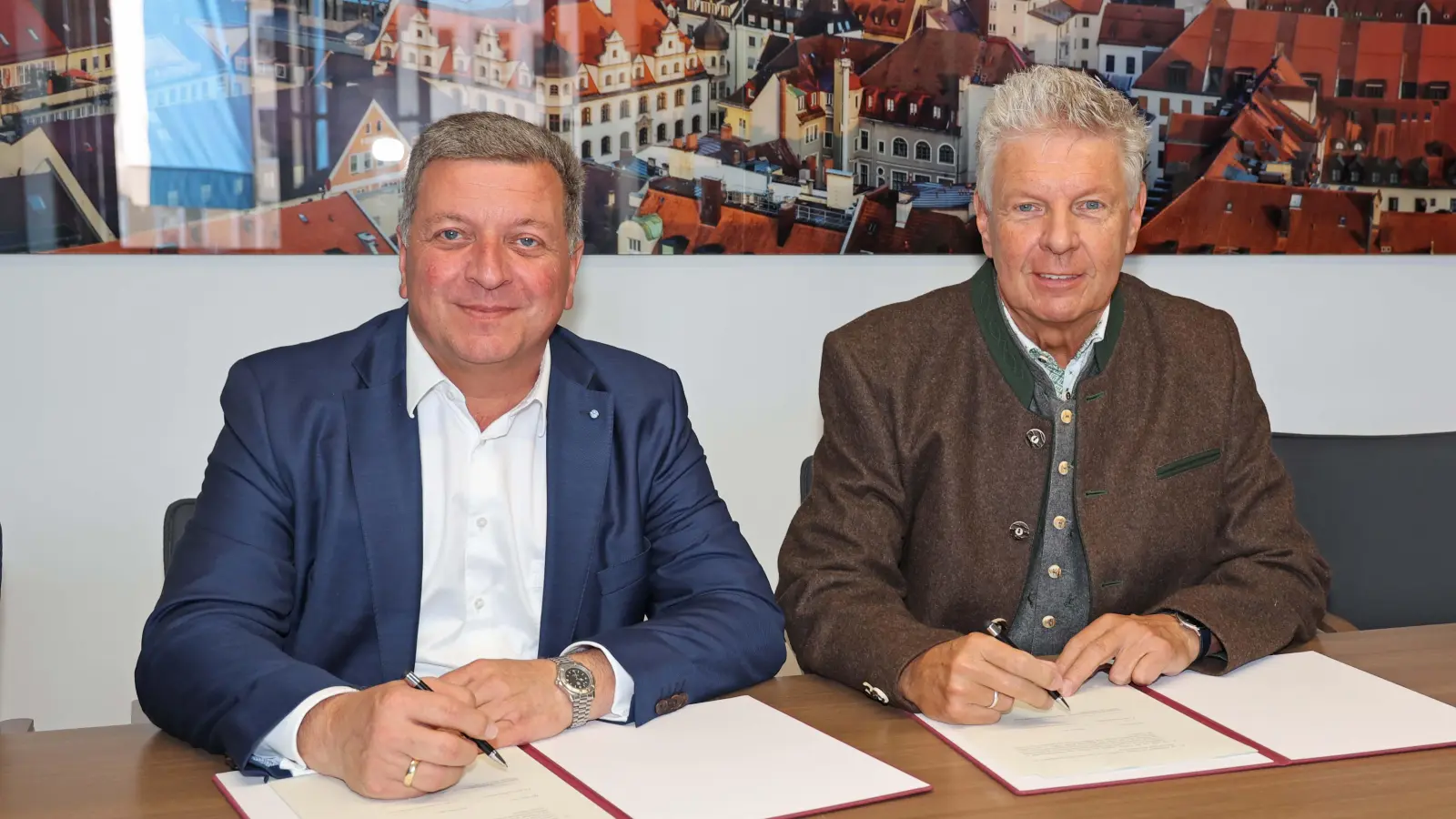 Bayerns Verkehrsminister Christian Bernreiter (links) und Oberbürgermeister Dieter Reiter bei der Unterzeichnung der Finanzierungsvereinbarung für die neue S-Bahn-Station Berduxstraße. (Foto: Michael Nagy/Presseamt)