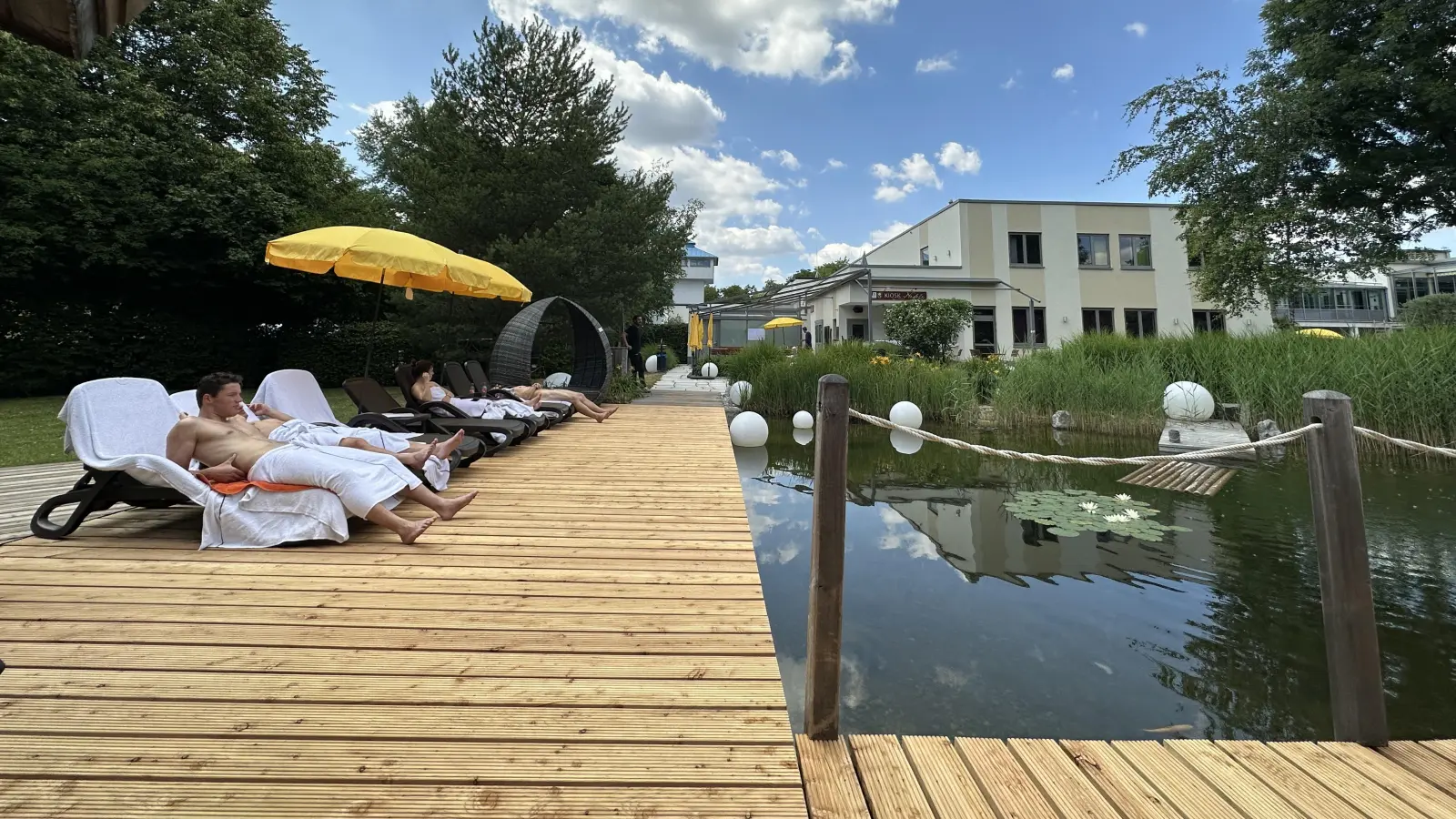 Der Steg an der Teichkelosauna wurde während der Generalsanierung neu belegt.  (Foto: Phönix-Bad | Jens Paritzsch)
