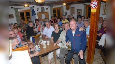 Draußen regnete es in Strömen – drinnen im Naturfreundehaus feierten die Chormitglieder der CGUG bei ihrem Waldfest in bester Laune einfach weiter. (Foto: pi)