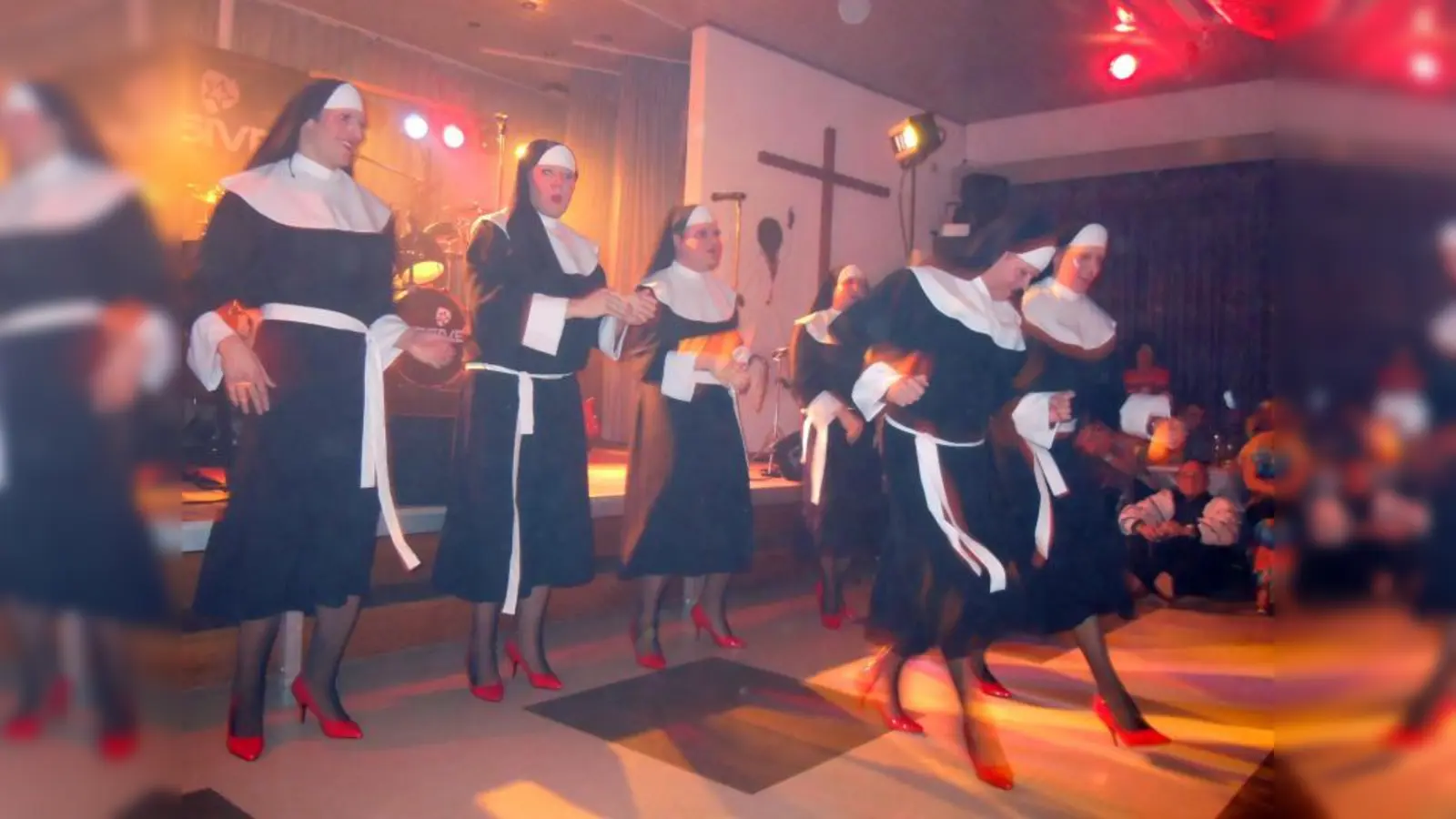 Mit einem fulminanten Auftritt gab die bewährte Showtanzgruppe des Burschenvereins nach über einem Jahrzehnt am Samstag ihr Abschlussdebüt. (Foto: pi)