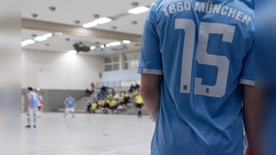 Winterzeit: Fußball auf dem Hallenparkett.  (Archivbild: Anne Wild)