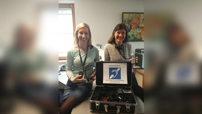 Nadine Mafke und Martina Eglauer (von links) mit den neuen vhs-Hörfunkanlangen. (Foto: vhs)