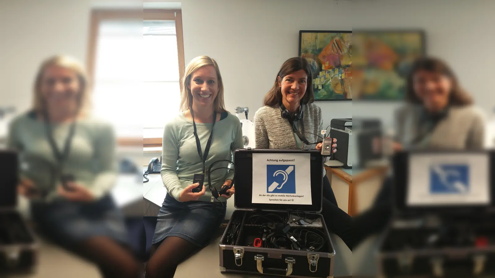 Nadine Mafke und Martina Eglauer (von links) mit den neuen vhs-Hörfunkanlangen. (Foto: vhs)