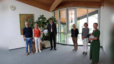 Dr. Fritjof Schmidt-Hoensdorf, Ursula Schmidt-Hoensdorf, Landrat Martin Bayerstorfer, Frau Foh, Lydia Eiglsperger und Bettina Meindl (v. li.). (Foto: LRA Erding)