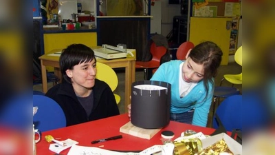 Vor dem Dreh gab es bereits Vorarbeiten rund um das Thema „Kino“: So hat Spielpädagogin „azzle“ (links) bereits mit etlichen Kindern Daumenkinos gebastelt und hier testet sie gemeinsam mit Emma eine Bildertrommel. (Foto: Eva Schraft)