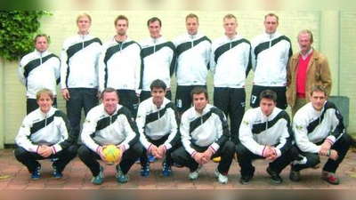 Die 1. Herrenmannschaft des TSV Allach: Kurt Neumaier, Stefan Marquard, Christoph Schober, Florian Wenninger, Maximilian Niemeyer, Alexander Prillwitz, Christian Guggenberger, Dieter Furtmayr (hintere Reihe v.l.); Johannes Schäfer, Ulrich Fischer, Christian Wilhelm, Stefan Bauer, Andreas Zeiler, Alexander Hauck (vordere Reihe v.l.). (Foto: pi)