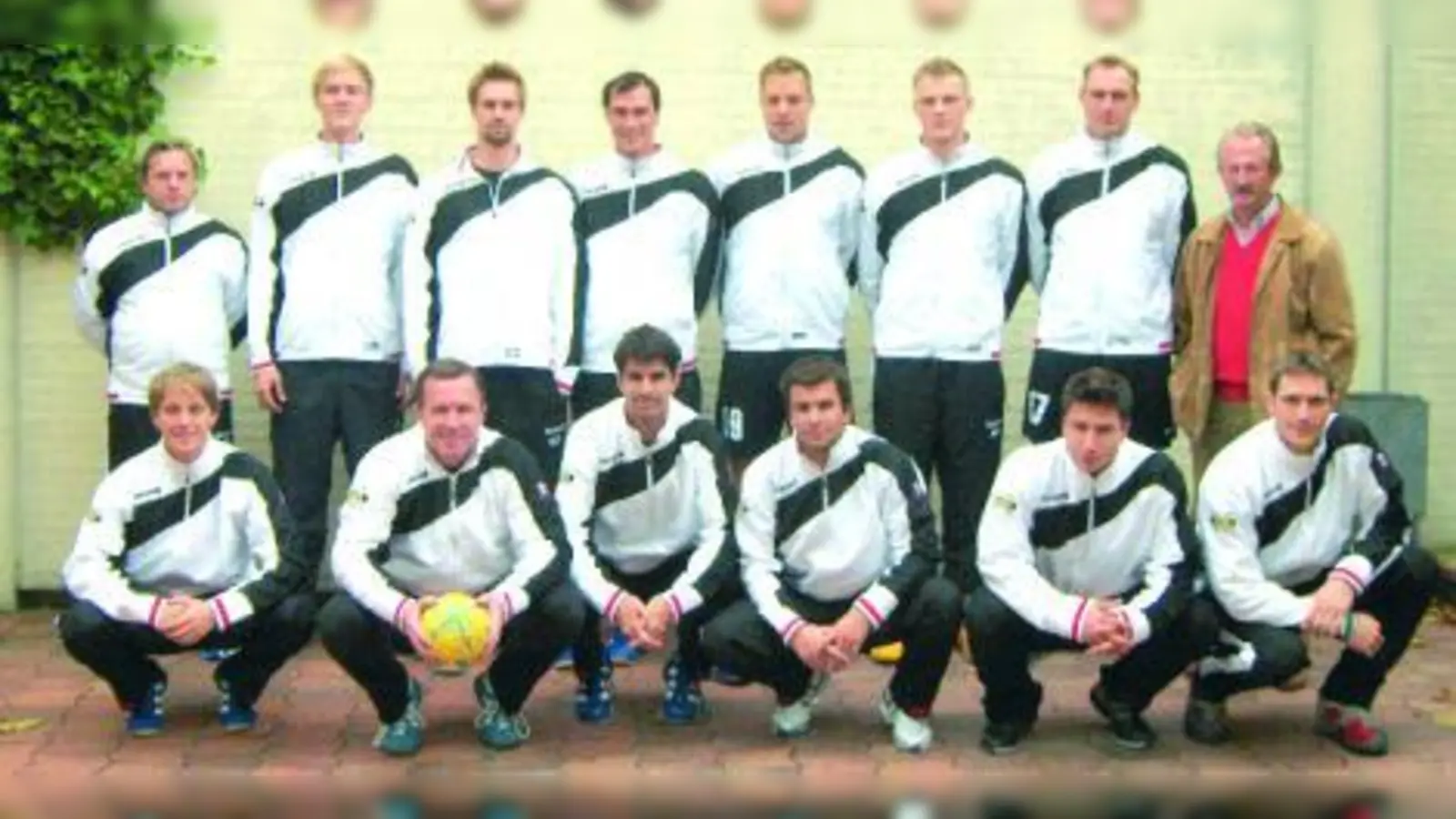 Die 1. Herrenmannschaft des TSV Allach: Kurt Neumaier, Stefan Marquard, Christoph Schober, Florian Wenninger, Maximilian Niemeyer, Alexander Prillwitz, Christian Guggenberger, Dieter Furtmayr (hintere Reihe v.l.); Johannes Schäfer, Ulrich Fischer, Christian Wilhelm, Stefan Bauer, Andreas Zeiler, Alexander Hauck (vordere Reihe v.l.). (Foto: pi)