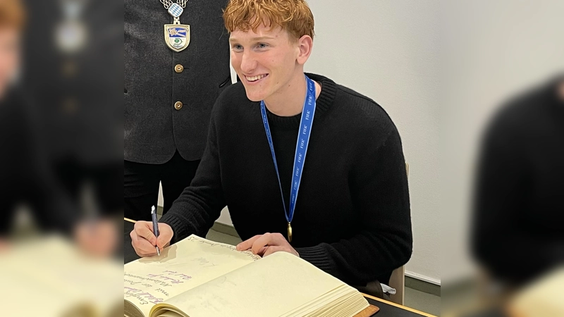 Hier SpVgg-Torwart Konstantin Heide beim Eintrag ins Goldene Buch der Gemeinde Unterhaching. Jetzt wechselt der erfolgreiche junge Spieler zu Hertha BSC Berlin. (Foto: hw)