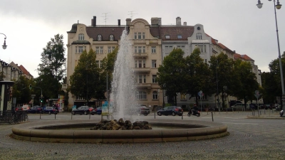Am Prinzregentenplatz beginnt die Führung durch das Villenviertel. (Foto: bs)