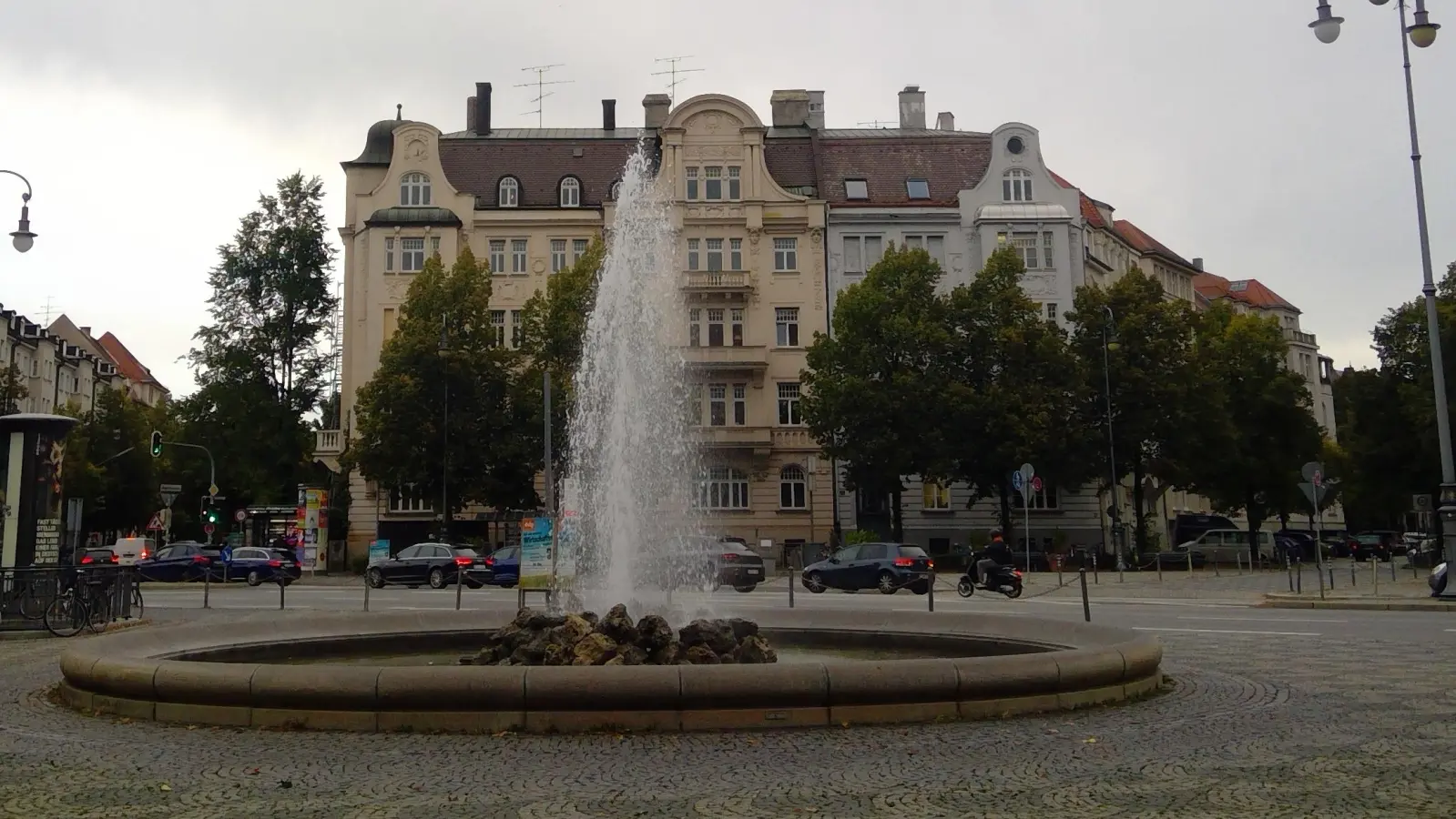 Am Prinzregentenplatz beginnt die Führung durch das Villenviertel. (Foto: bs)