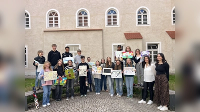 Die Klassensieger der Realschule Markt Indersdorf mit den VR-Mitarbeiterinnen Jasmin Westermeier und Sophie Leitl (rechts)  (Foto: VR Bank Dachau)