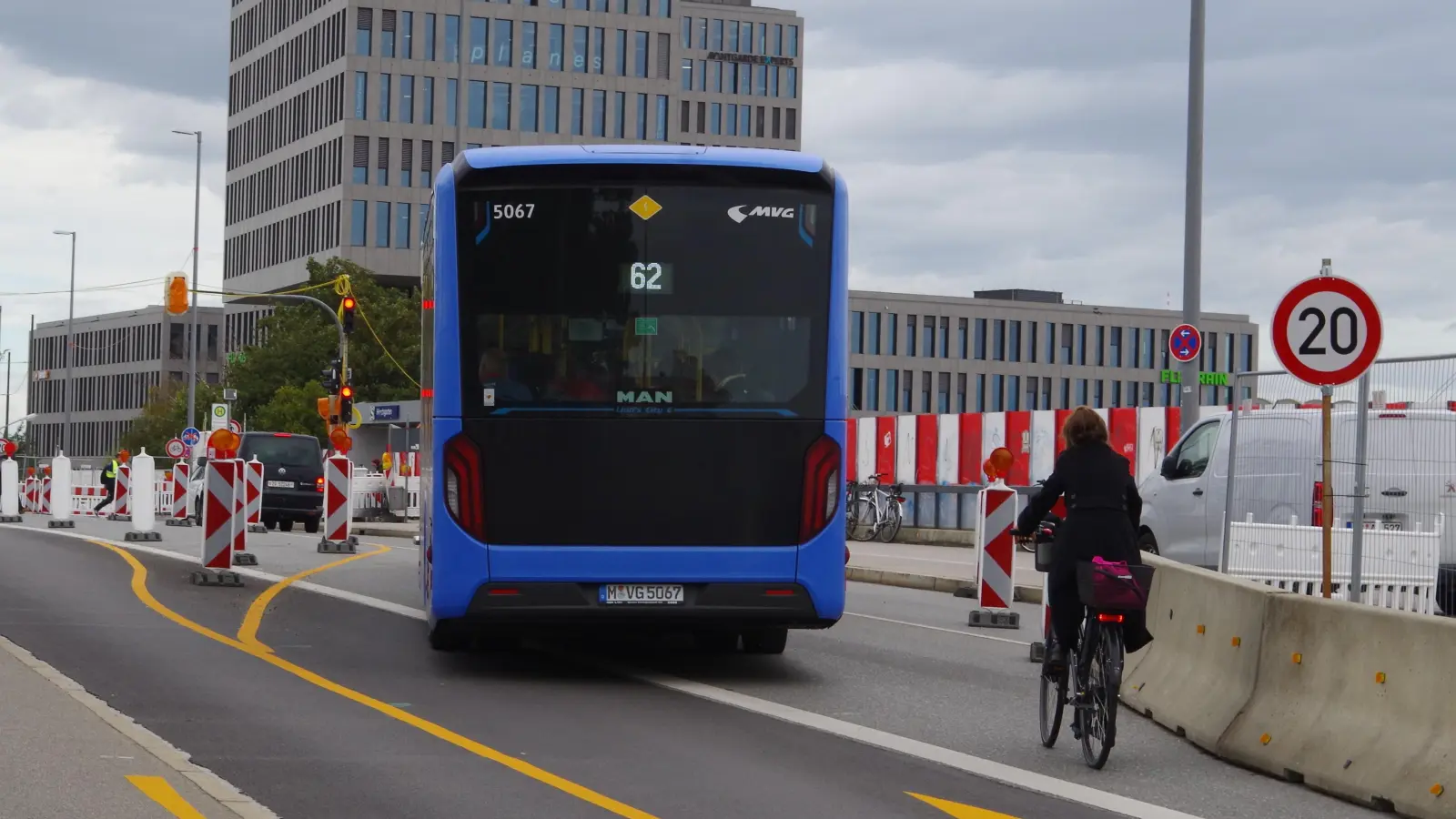 Auf der Friedenheimer Brücke müssen Fahrgäste auch nach Beendigung der Bauarbeiten stehend auf den 62er-Bus warten. (Foto: kö)