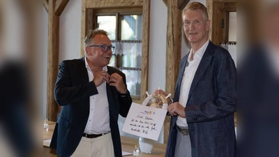 Philip von Malchus (l.) überreicht das Präsidentenamt und symbolisch das Steuerrad nebst Präsidenten- Anstecknadel seinem Nachfolger, Sebastian Wolff (r.). (Foto: Britta Grimm)