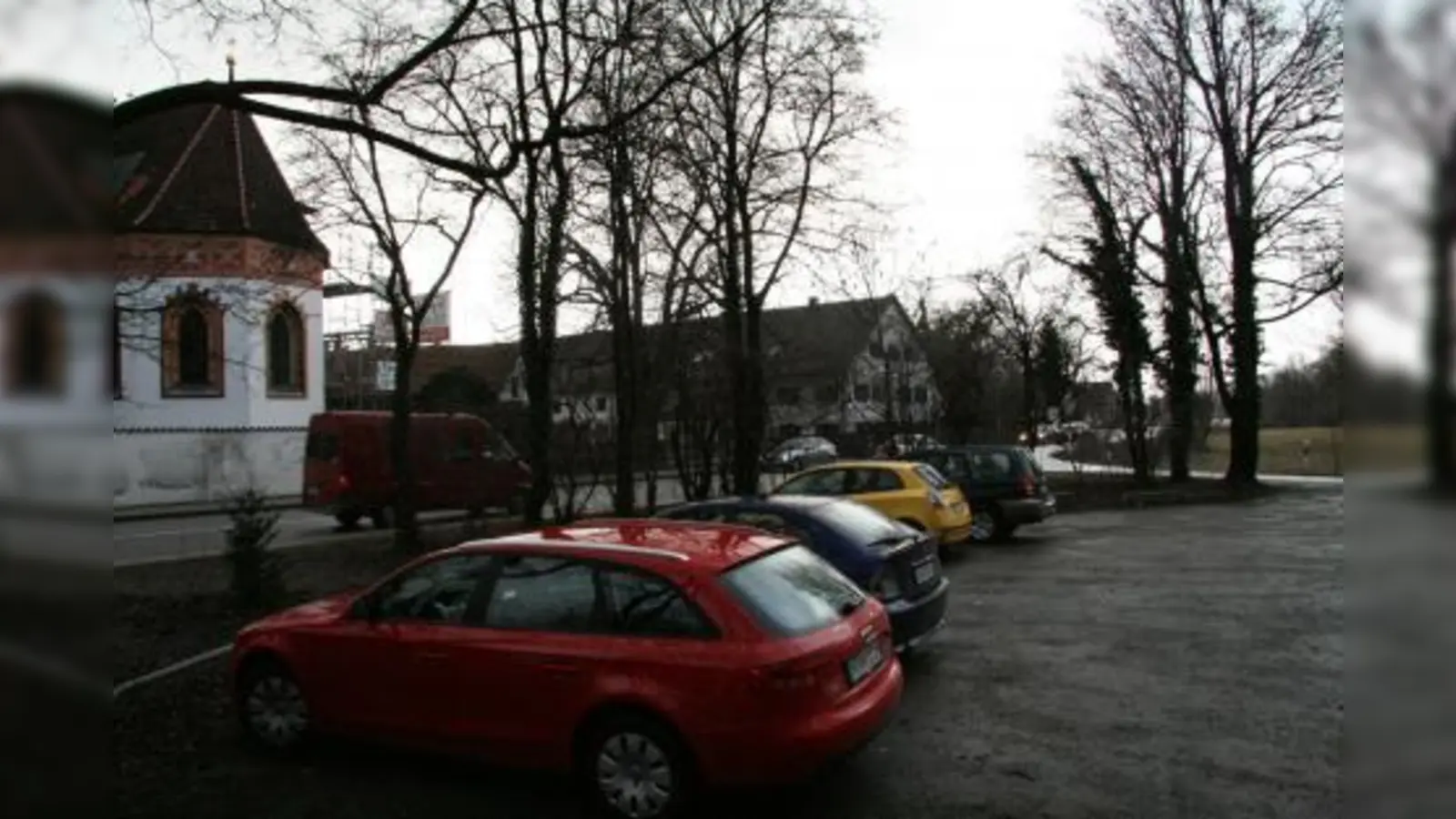 Die Pippinger Straße verläuft an der kleinen Kirche St. Wolfgang eigentlich auf Privatgrund. Der BA setzt sich daher für eine Verschwenkung der Straße über den angrenzenden Parkplatz ein. (Foto: US)