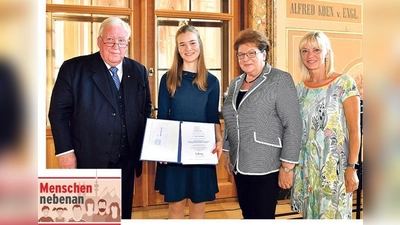 Sophie Behrendt (18) wurde für ihre Seminararbeit geehrt. Die Auszeichnung nahmen (v.l.) Albert Scharf, Präsident des Bayerischen Clubs, Landtagspräsidentin Barbara Stamm und Staatssekretärin Carolina Trautner vor.  (Foto: Rolf Poss, ©Bildarchiv Bayer. Landtag)