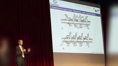Anhand kleiner Geschichten und Zeichnungen führte Moderator Roland Eichmann von „Identität &amp; Image“ in den Stadtentwicklungsprozess ein. (Foto: Eva Schraft)
