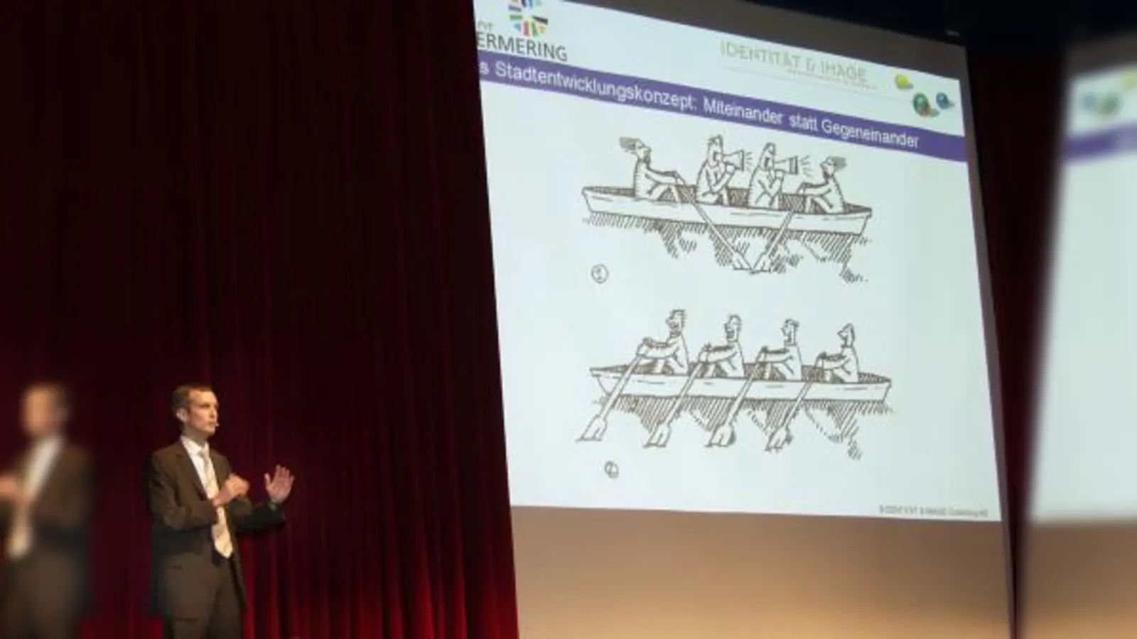 Anhand kleiner Geschichten und Zeichnungen führte Moderator Roland Eichmann von „Identität &amp; Image“ in den Stadtentwicklungsprozess ein. (Foto: Eva Schraft)