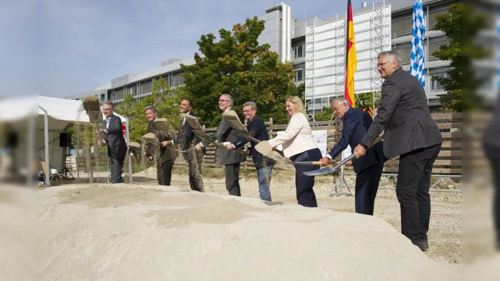 Den ersten Spatenstich auf dem LMU-Campus Großhadern/ Martinsried setzten nun (von links): Thomas Kaßner (Bereichsleiter des Staatlichen Bauamtes München 2), Prof. Dr. Eckhard Wolf  (Genzentrum der LMU), Prof. Dr. Steffen Massberg (Leiter der Medizinischen Klinik und Poliklinik I), Prof. Dr. Markus M. Lerch (Ärztlichen Direktor des LMU Klinikums), Bernd Sibler (Bayerischer Staatsminister für Wissenschaft und Kunst), Kerstin Schreyer (Bayerische Staatsministerin für Wohnen, Bau und Verkehr), Prof. Dr. Bernd Huber (Präsident der LMU) sowie Rainer Post (Doranth Post Architekten). (Foto: LMU Klinikum/Bert Woodward)