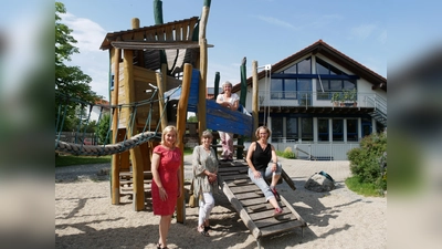 Die Landtagsabgeordnete Doris Rauscher (links) besuchte das AWO-Kinderhaus in Anzing. (Foto: Büro MdL Doris Rauscher)