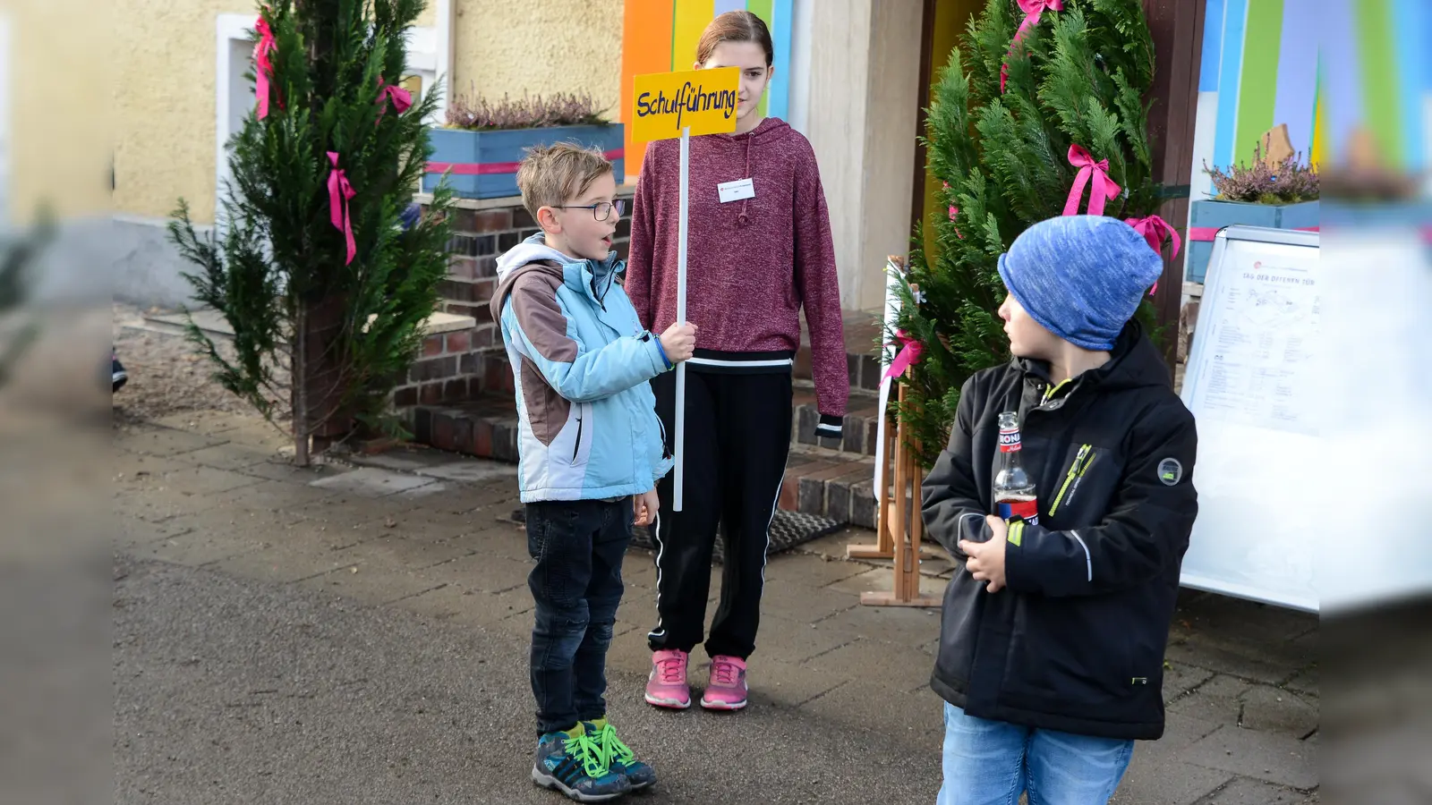 Die Montessori Schule Niederseeon stellt sich mit Schülern, Eltern, Pädagogen und Schulleitung allen Interessierten Eltern und Schülern vor.  (Foto: Gerald Wick)