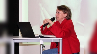 Dr. Eva Umlauf im Gespräch mit Schülerinnen und Schülern der 11. Jahrgangsstufe am Max-Born-Gymnasium. (Foto: Sch)